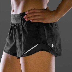 Lululemon Hotty Hot Short II *2.5", Heritage 365 Camo Deep Coal Multi / Black